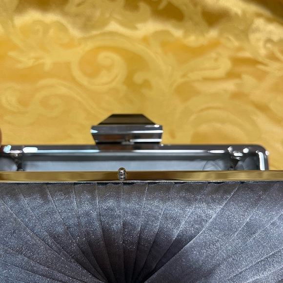 NWT Sondra Roberts Gray Silver Satin Twist Evening Clutch Optional Chain Strap - Picture 4 of 11